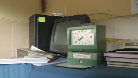 Alte-Computer-Und-Geräte-In-Einem-Südamerikanischen-Krankenhaus-In-Ollantaytambo,-Peru