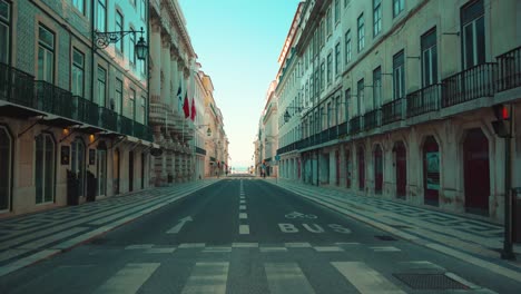 Lissabon-Leere-Straßen-Der-Innenstadt-Bei-Sonnenaufgang-Während-Einer-Covid-pandemie,-4k-reiseaufnahme