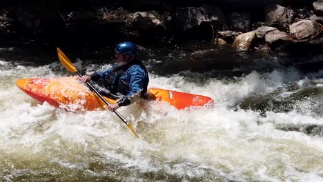 Hombre-Kayak-En-Río-De-Montaña