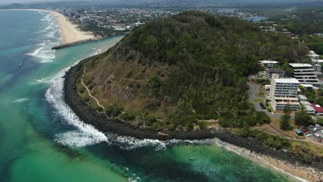 Burleigh-Heads-National-Park,-views-south-to-Palm-Beach,-Beautiful-sunny-day,-Waves-breaking