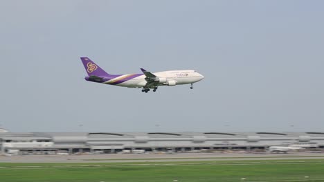 Thai-Airways-Aterrizando-En-El-Aeropuerto-De-Suvarnabhumi,-Día-Despejado