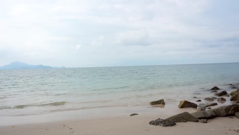Blick-über-Den-Strand-Von-Pasir-Tengkorak-Mit-Einheimischen