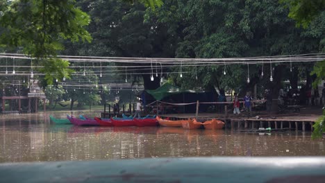 Plano-General-De-Coloridos-Botes-En-El-Río-Durante-El-Festival-Del-Agua