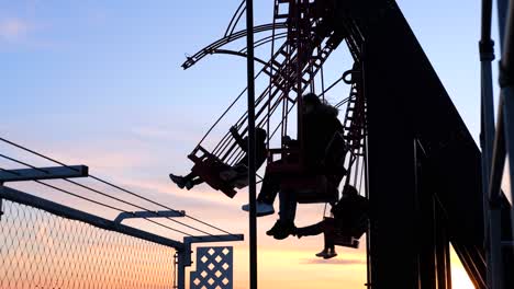 Silhouette-Von-Menschen-Auf-Einem-Aussichtsturm-Während-Des-Sonnenuntergangs