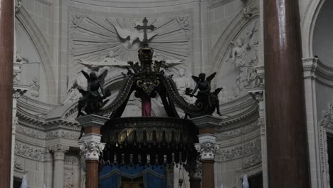 Inside-of-Carmelite-Church-in-Valletta,-showing-the-Altar-of-the-church