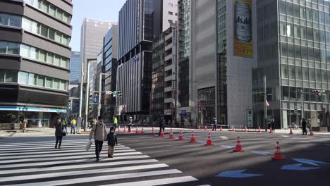 Día-Del-Maratón-De-Tokio,-Panorámica-En-Cámara-Lenta-Sobre-Calles-Cerradas-En-El-Barrio-Urbano