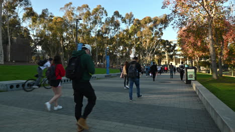 Junge-Studenten-Gehen-Zu-Und-Von-Schulgebäuden-Auf-Dem-UCSD-Campus-–-Totale