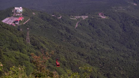 Rote-Seilbahn-An-Der-Tsukuba-seilbahn,-Die-Den-üppigen-Berg-In-Ibaraki,-Japan,-Hinunterfährt---Hochwinkelaufnahme