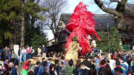 Sagicho-Matsuri,-crowd-gathers-to-view-float-before-battles-begin