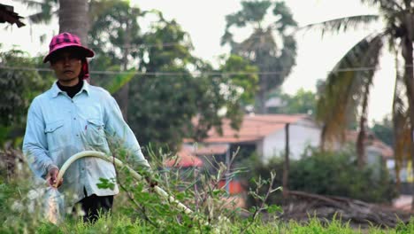 Mujer-Camboyana-Regando-Los-Cultivos-En-Un-Campo-En-Una-Granja