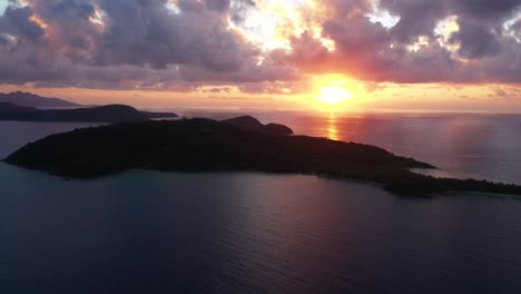 Majestätische-Landschaft-Mit-Orangefarbenem-Sonnenuntergang,-Der-Sich-Im-Wasser-Der-Fidschi-Insel-Spiegelt-–-Luftaufnahme