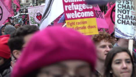 Hunderte-Demonstranten-Der-Extinction-Rebellion-Und-Der-Klimakrise-Marschieren-Mit-Plakaten-Und-Transparenten-Durch-Die-Hauptstadt-Zur-„Genug-Ist-Genug“-Demonstration