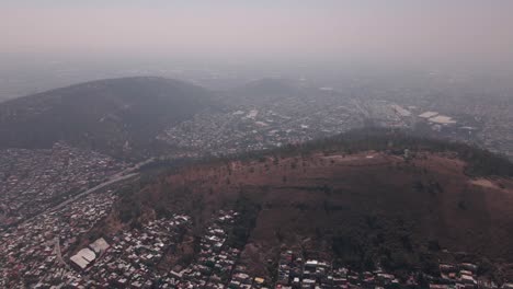 Flug-über-Den-Gefährlichsten-Slum-In-Mexiko-Stadt-An-Einem-Sehr-Verschmutzten-Tag-Mit-Einer-Drohne