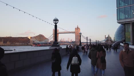 Handgeführter-Spaziergang-Am-Flussufer-Der-Stadt-In-Der-Nähe-Der-Tower-Bridge-Inmitten-Einer-Menge-Londoner-Und-Touristen,-Am-Ersten-Tag-Nach-Dem-Brexit