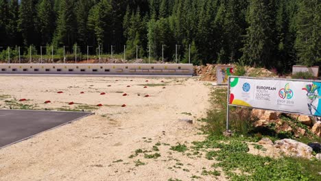 Pista-De-Esquí-Del-Festival-Olímpico-Europeo-De-La-Juventud-Durante-El-Verano-Con-Separadores-De-Carril-En-El-Suelo,-Muñeca-Aérea-En-Tiro