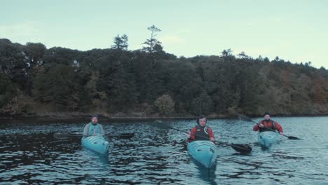 Gente-En-Kayak-En-El-Lago-Lough-Gill-En-Otoño