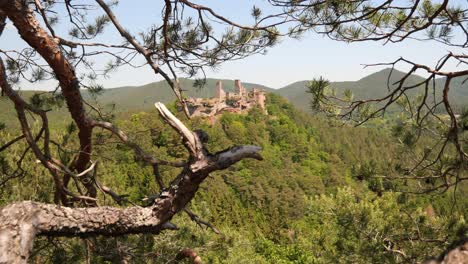 Vista-Sobre-La-Ruina-Del-Castillo-Altdahn-De-Los-Haferfels-En-El-Bosque-Del-Palatinado,-Alemania