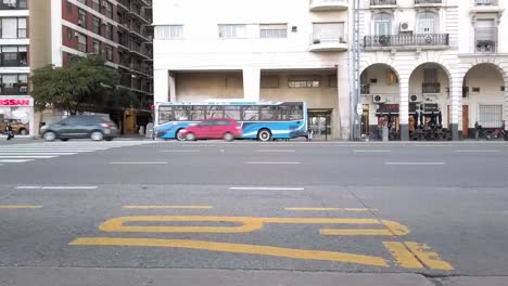 Paisaje-Urbano-Visto-Desde-La-Parada-De-Autobús-En-Buenos-Aires