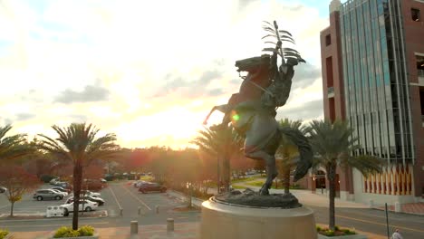 Luftaufnahme-Der-Unbesiegten-Statue-Im-Fsu-Campbell-Stadion-Während-Des-Sonnenuntergangs