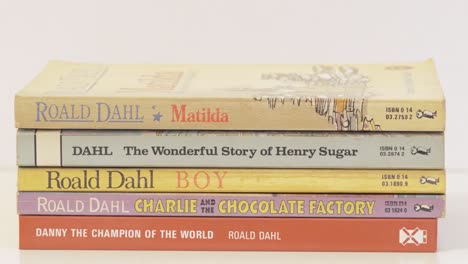 Libros-De-Roald-Dahl-Aislado-Sobre-Fondo-Blanco.