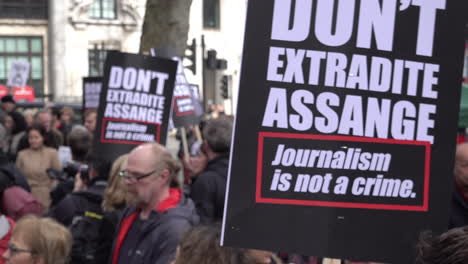 Los-Manifestantes-Sostienen-Pancartas-Que-Dicen-&quot;no-Extraditen-A-Assange,-El-Periodismo-No-Es-Un-Delito&quot;-Durante-Una-Protesta-En-Apoyo-Del-Fundador-De-Wikileaks,-Julian-Assange.