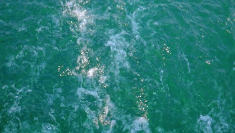 Wellenmuster-Auf-Der-Wasseroberfläche,-Das-Sich-Nach-Der-Vorwärtsbewegung-Des-Bootes-Bildet