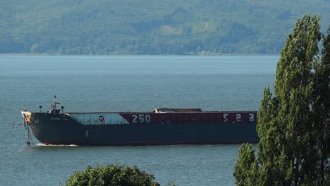 Schlepper-Und-Lastkähne-Den-Columbia-River-Hinunter-In-Richtung-Pazifischer-Ozean