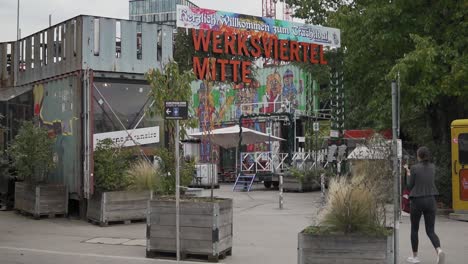 Entrada-Al-Distrito-De-Graffiti-Werksviertel-Mitte-Streetart,-Este-De-Munich,-Alemania-Vista-De-Enfoque-De-Cambio-De-Cámara-Lenta