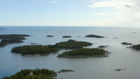Aerial,-tilt-up,-drone-shot,-overlooking-the-archipelago-of-Porvoo,-on-the-Gulf-of-Finland,-bright,-sunny-day,-in-Uusimaa,-Finland