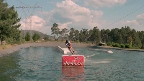 Falla-Al-Realizar-Maniobras-De-Wakesurfing-Por-Cable-En-Lago-Artificial-A-Cámara-Lenta