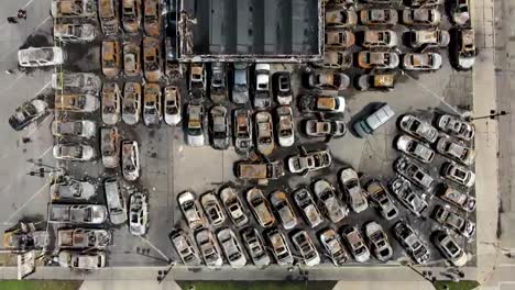 Un-Dron-Disparó-Por-Encima-De-Los-Autos-Quemados-En-Un-Estacionamiento