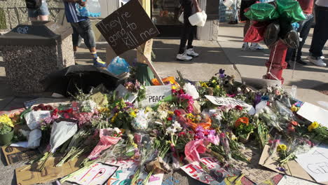 Blumen-Und-Schilder-Am-George-Floyd-Memorial-In-Minneapolis