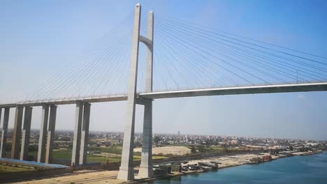 Torre-Y-Pilones-Del-Impresionante-Puente-Del-Canal-De-Suez-En-Egipto