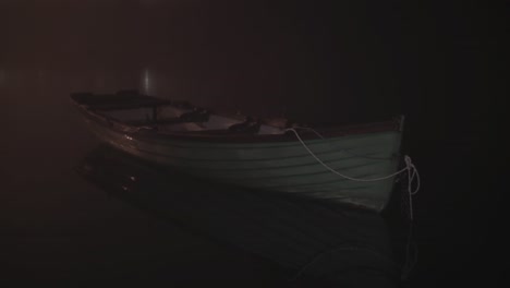 Fischerboot-Vertäut-Am-Fluss-Bei-Nacht,-Neigungsanzeige