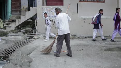 Estudiantes-Indios-De-Uttarakhand-En-Sus-Colegios-Escolares