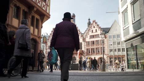 Still-shot,-Pedestrians-in-Romerberg,-Man-Hurries-Past,-Frankfurt