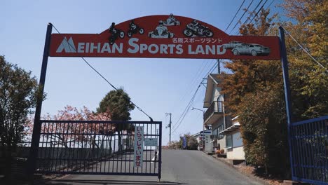 Tiro-Inclinado-Que-Revela-La-Puerta-Principal-Y-El-Letrero-De-Meihan-Sports-Land