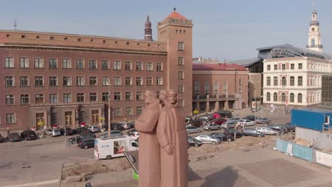 Aerial-flying-away-from-the-Latvian-Riflemen-Monument-in-the-centre-of-Riga