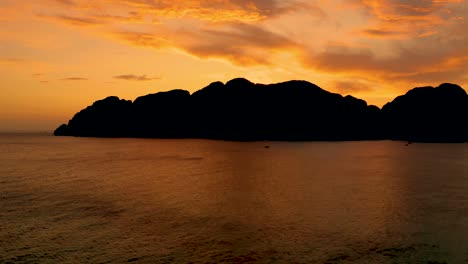 Erstaunlicher-Farbenfroher-Sonnenuntergang-Hinter-Einer-Insel