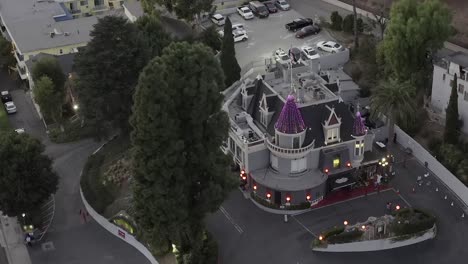 Statische-Luftaufnahme,-Das-Magische-Schloss-Im-Hollywood-Hotel-Und-Club,-In-Der-Abenddämmerung