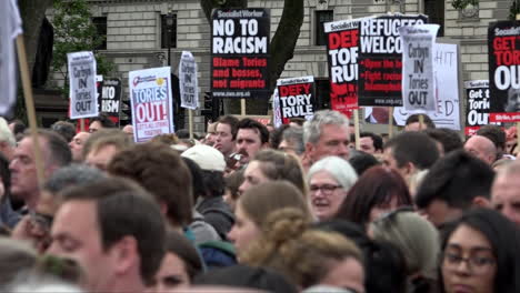 Miles-De-Personas-Se-Reúnen-En-La-Plaza-Del-Parlamento-Frente-A-Pancartas-A-Favor-De-Los-Refugiados-Y-Contra-El-Racismo-En-Una-Manifestación-En-Apoyo-Del-Líder-Del-Partido-Laborista-Jeremy-Corbyn
