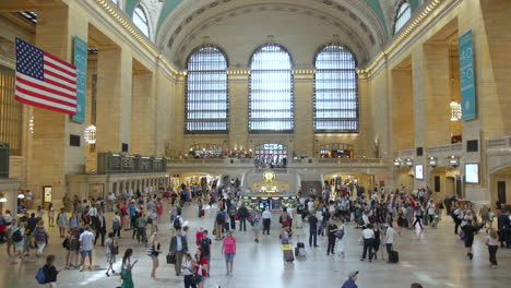 Crowds-of-people-walking-through-the-main-hall-of-Grand-Central-Terminal-in-New-York