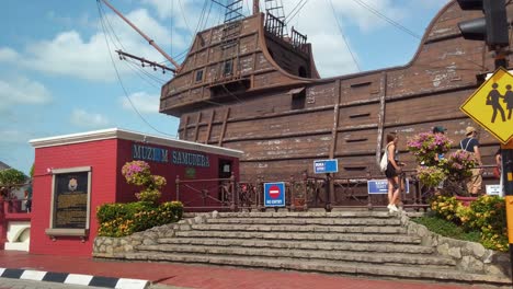 Vista-Lateral-De-La-Atracción-Del-Museo-Marítimo-De-Malaca-En-Un-Día-Soleado