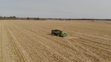 Temporada-De-Cosecha-De-Grano-Americano-Con-Cosechadora-John-Deere-Xenia-Operativo