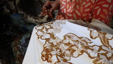 Pekalongan,-Indonesia-Una-Mujer-Estaba-Haciendo-Batik-Con-Técnicas-Tradicionales