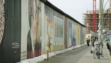 Lapso-De-Tiempo-De-La-Histórica-Galería-Del-Lado-Este,-Un-Remanente-Del-Muro-De-Berlín