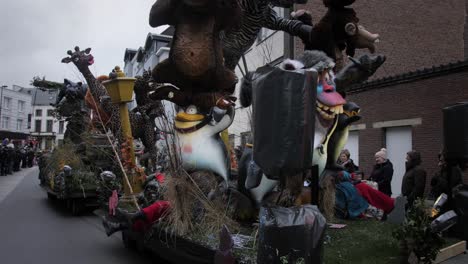 Aalst-Festival-Paradewagen-Mit-Sich-Bewegenden-Tieren-Und-Trollen-Und-Menschen,-Die-Die-Traditionelle-Parade-Beobachten