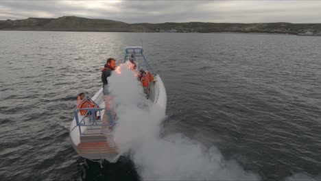 Prueba-De-Señales-De-Socorro-Usando-Bengalas-Pirotécnicas-Durante-El-Entrenamiento-Náutico-En-El-Mar-Patagónico---Tiro-De-ángulo-Alto