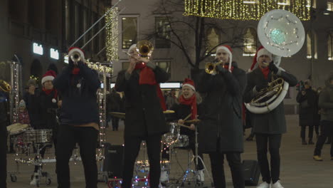 Als-Weihnachtsmänner-Verkleidete-Straßenmusikanten-Spielen-Trompeten-Und-Trommeln