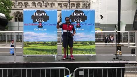 Danny-Roscoe-Bei-Einer-Anti-Kinderpflege-Veranstaltung-Im-Vereinigten-Königreich-Bei-Einer-Veranstaltung-Am-Parliament-Square-In-London,-Großbritannien